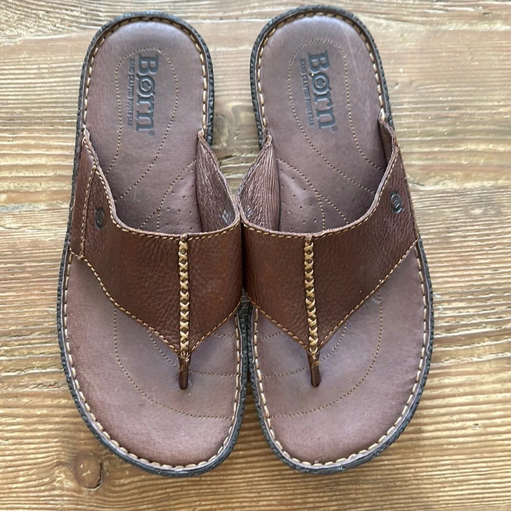 Born men’s brown leather sandals / flip flops beach pool summer spring